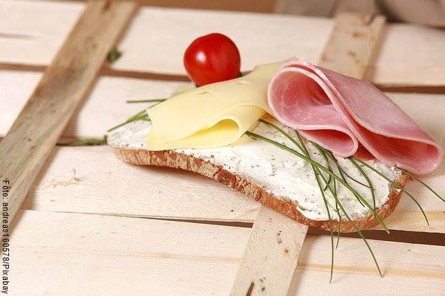 Foto de un pan con jamón