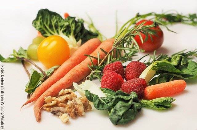 Foto de verduras y frutas para ilustrar los hábitos para prevenir la obesidad