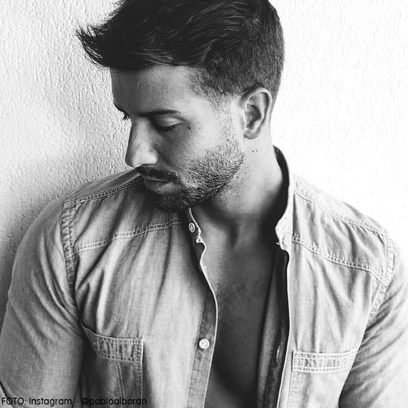 Foto de Pablo Alborán en blnco y negro con la camisa abierta