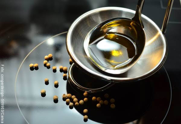 Foto de una cucharada de aceite de oliva