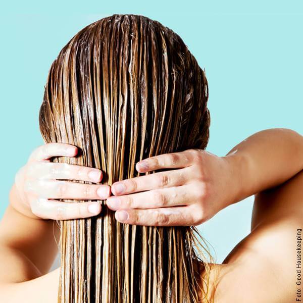 Foto de una mujer de espaldas con tratamiento en el pelo
