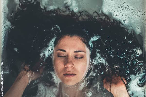 Foto de una mujer sumergida en agua