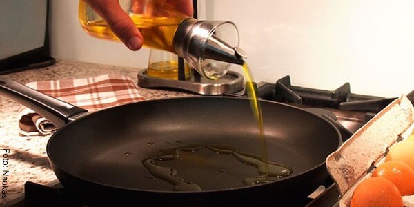 Foto de aceite de oliva en un sartén negro