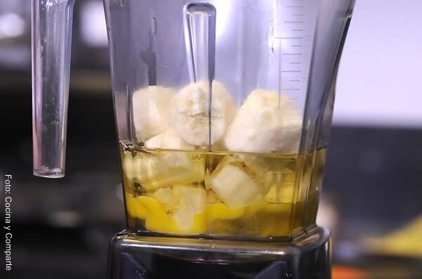 Foto de huevos y banano cortado dentro de una licuadora