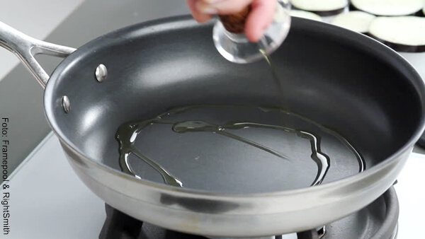 Foto de aceite de oliva en un sartén de acero