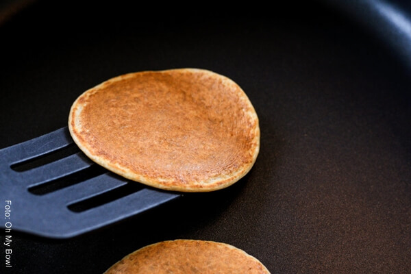 Foto de un pancake sobre una espátula negra