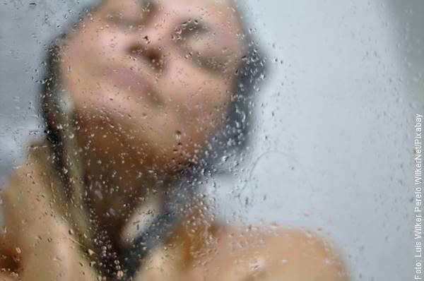Foto de mujer bañándose