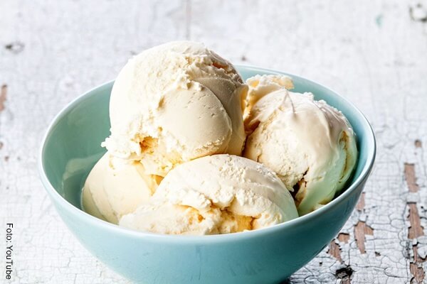 Foto de bolas de helado de vainilla en un recipiente azul