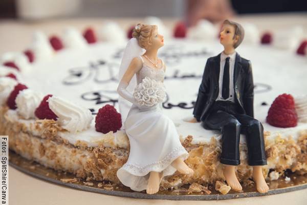 Foto de un porqué de bodas con novios de pastillaje
