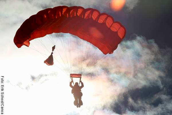 Foto de una persona en paracaídas