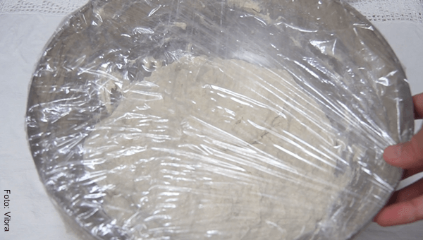 Foto de harina de trigo en un recipiente cubierto con papel film