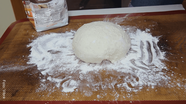Masa en forma de bola para hacer pan casero