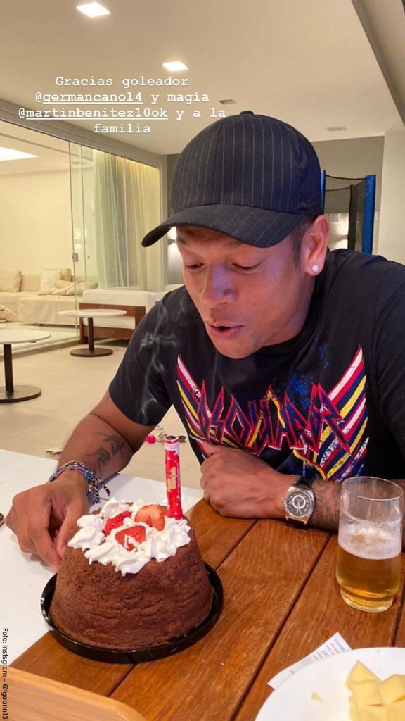 Foto de Fredy Guarin celebrando su cumpleaños solo y su torta de cumpleaños