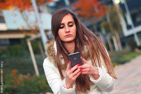 Foto de una chica mirando su celular