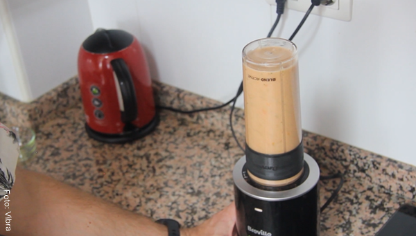 Foto de una licuadora con mezcla de tomate, ajo y perejil, para preparar paella de mariscos