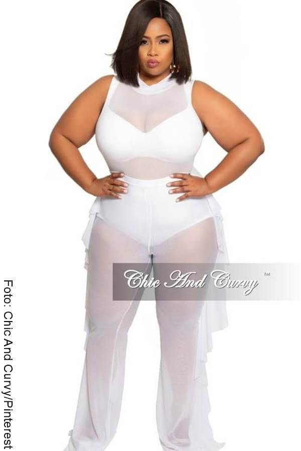 Foto de mujer curvy con vestido blanco