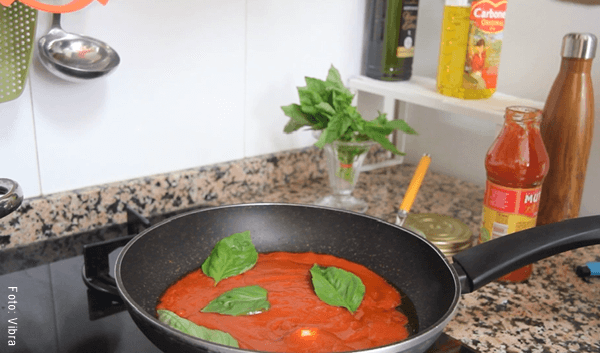 Foto de salsa de tomate con albahaca dentro de un sartén