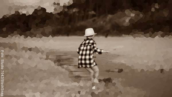 Foto de un niño corriendo en la playa