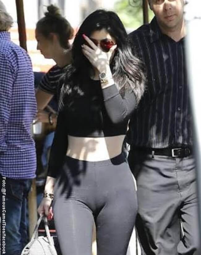 Kylie Jenner con leggins negro ajustado que le marca su parte intima
