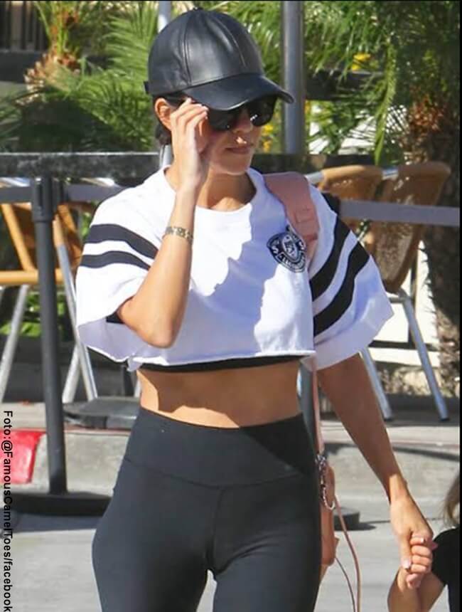 Kourtney Kardashian con leggins que se le marca en la parte intima