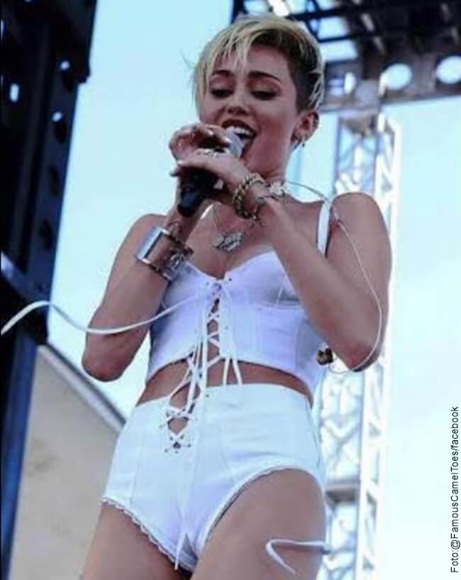 Foto de Miley Cirus en concierto con ropa ajustada en la parte frontal