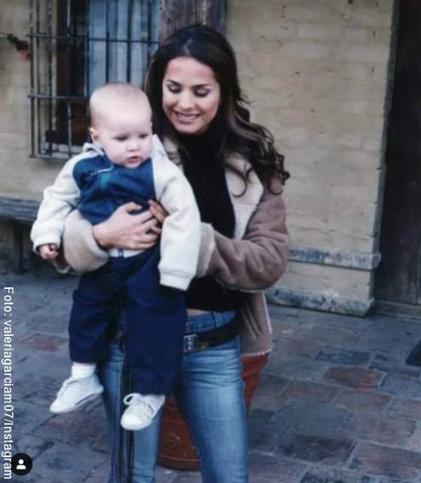 Foto de Danna García con la actriz que hizo de su hijo en Pasión de Gavilanes