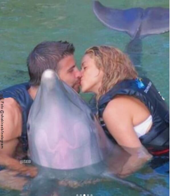 Foto de Shakira y Pique besandose sobre un Delfin