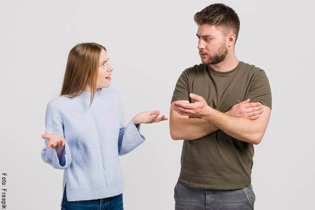 Foto de una pareja discutiendo para ilustrar cómo saber si estoy en una relación tóxica
