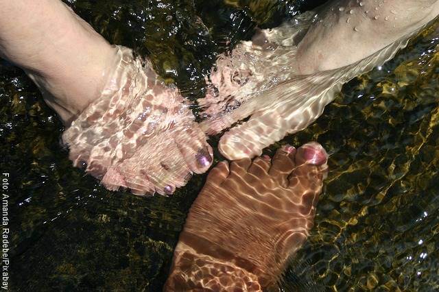 Foto de los pies de tres mujeres bajo el agua