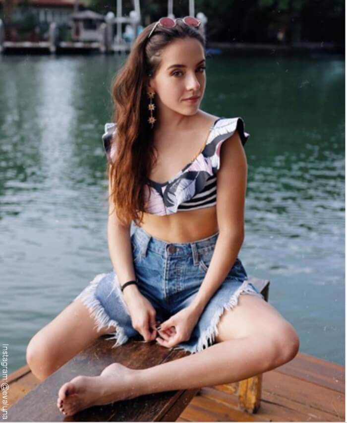Foto de Evaluna sentada al aldod e un lago