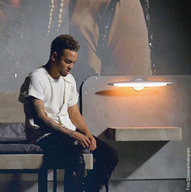 Foto de Ozuna sentado con la cabeza inclinada hacía abajo