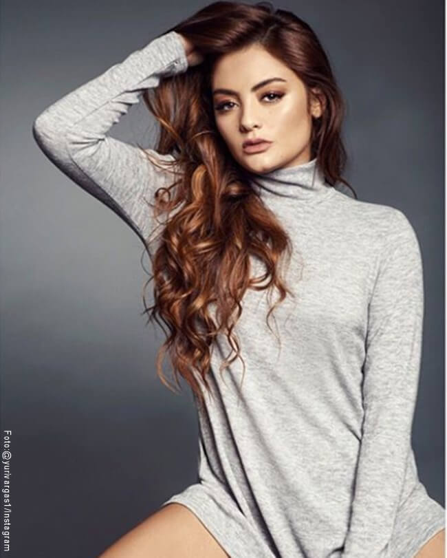 Foto de Yury Vargas con pose sexy cogiendose el cabello con la mano derecha