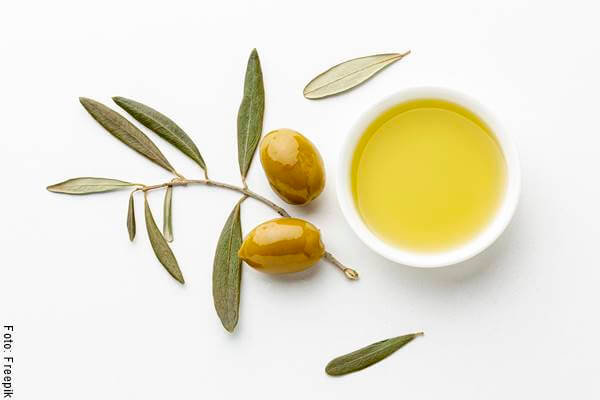 Foto de un recipiente con aceite de oliva