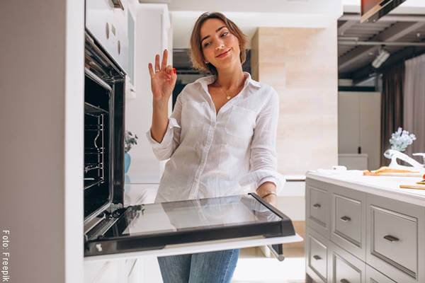 Foto de una mujer junto a un horno