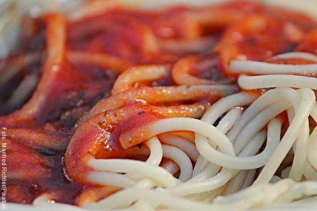 Foto de la preparación de pasta con atún y tomate cherry, receta fácil y rápida