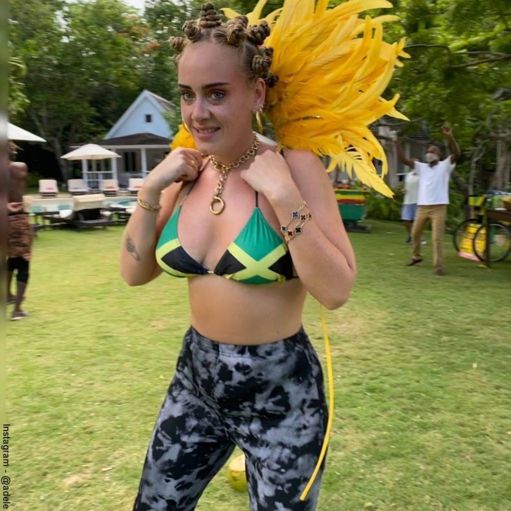 Foto de Adele luciendo un bikini con la bandera de Jamaica