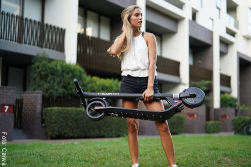 Foto de una mujer cargando una scooter