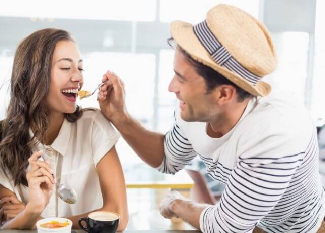 Foto de pareja comiendo postre