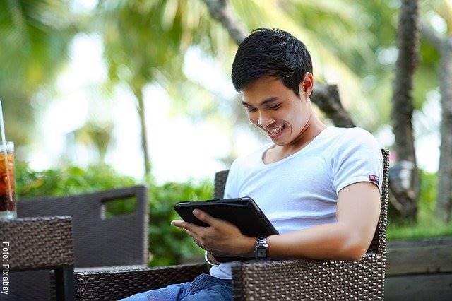 Foto de un hombre leyendo