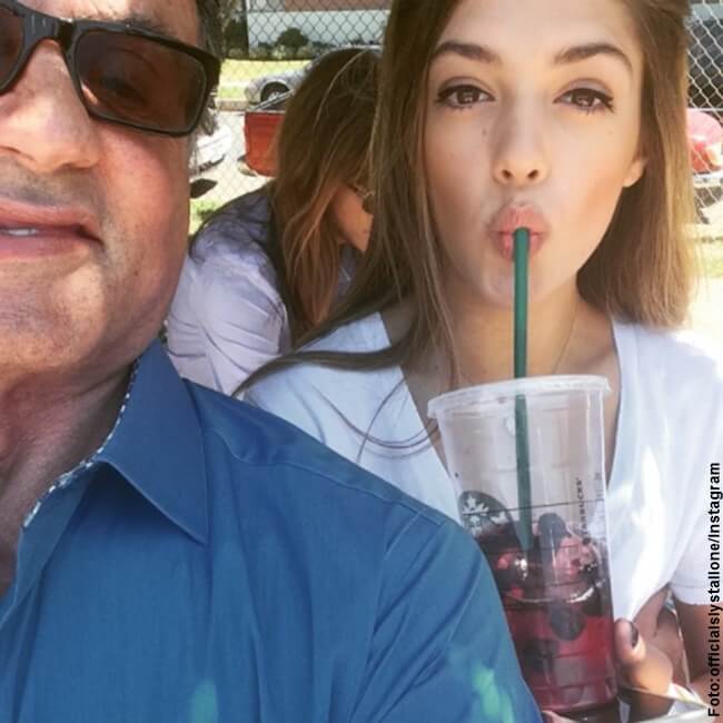 Foto de Sylvester Stallone y su hija Sistine tomando un refresco