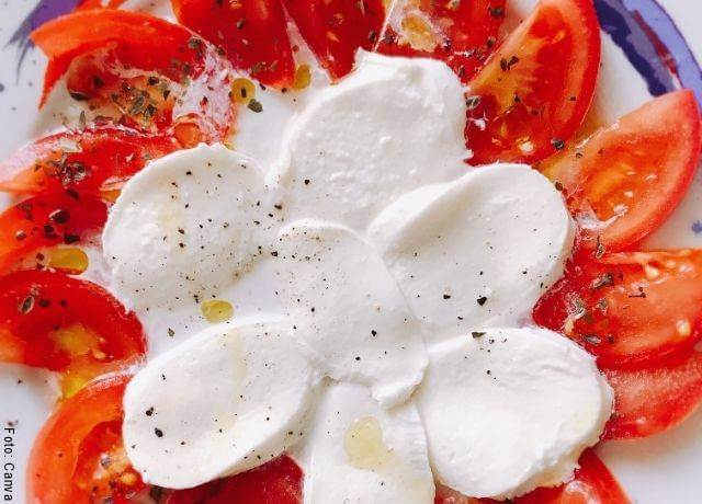 Foto de tomates tajados con rodajas de queso mozzarella encima