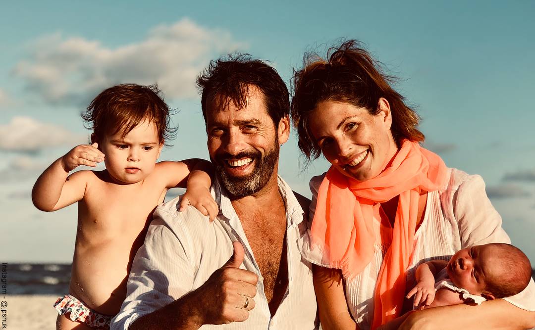 Foto de Juan Pablo Shuk al lado de sus hijos y su esposa Ana de la Lastra