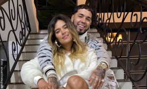 Karol G en bata tienta a Anuel AA, al estilo del reguetón
