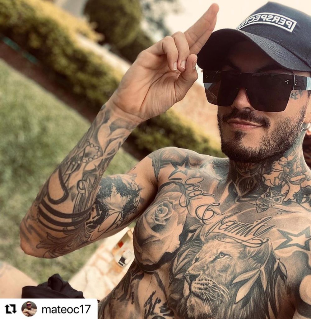 Mateo Carvajal mostrando sus tatuajes en Instagram.