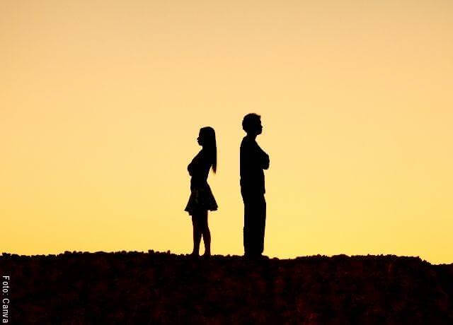 Foto de pareja peleando