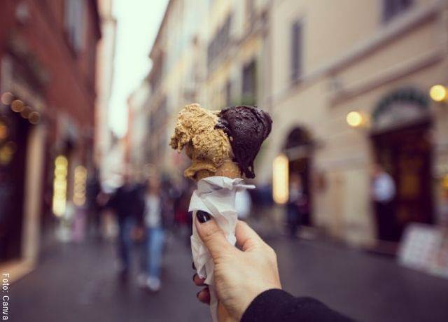 Foto de la mano de una chica con un helado