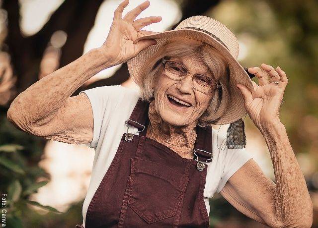 Foto de señora mayor sonriendo