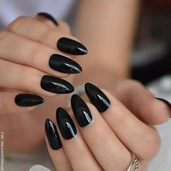 Foto de manicure con esmalte negro