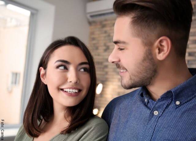 Foto de una pareja mirándose a los ojos