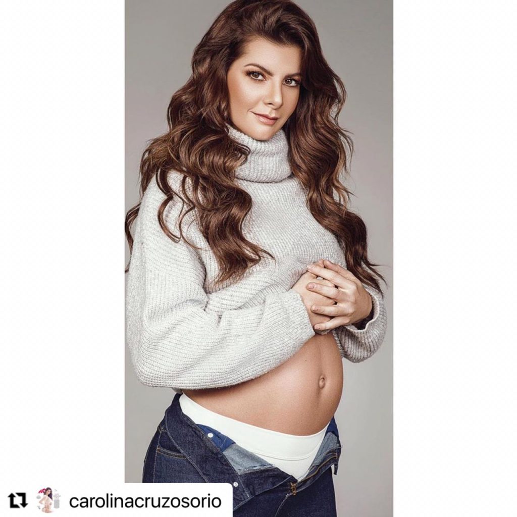 Carolina Cruz mostrando su pancita de embarazo.
